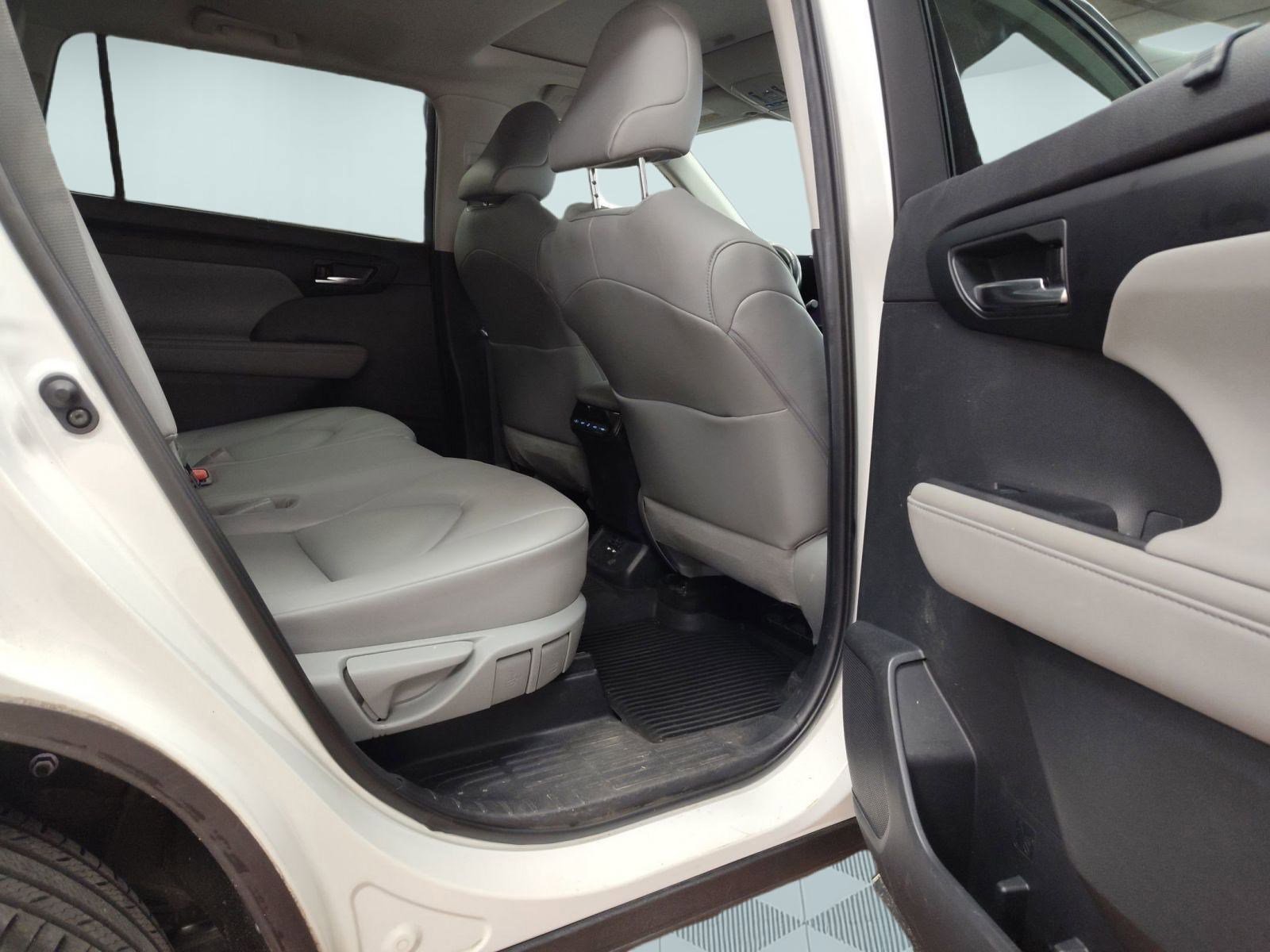Used 2020 Toyota Highlander XLE image 19