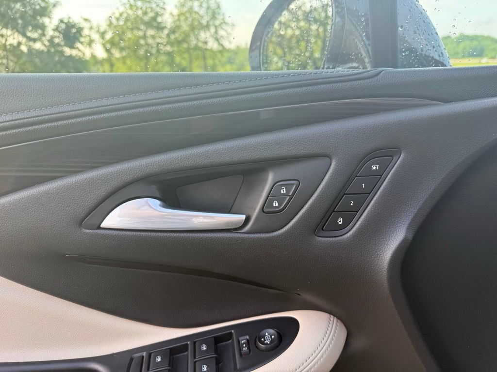 Used 2020 Buick Envision Essence FWD image 27