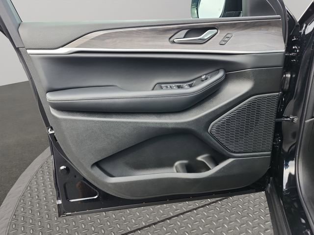 New 2025 Jeep Grand Cherokee Limited image 33