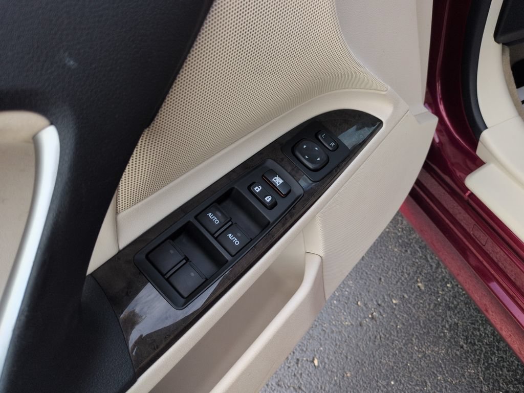 Used 2010 Lexus IS 250C RWD image 11