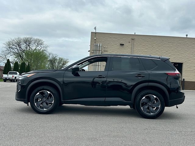 Used 2025 Nissan Rogue SV image 2