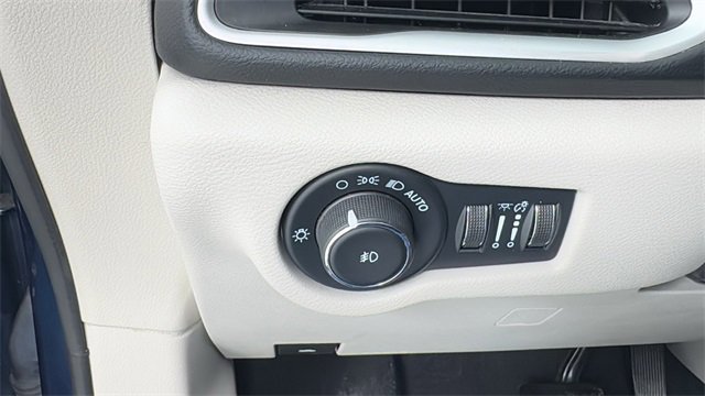 Used 2023 Chrysler Pacifica Touring-L image 36