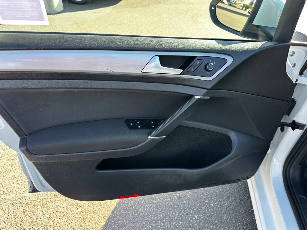 Used 2016 Volkswagen e-Golf SE FWD image 25