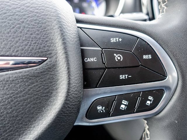 Used 2023 Chrysler Pacifica Touring-L FWD image 27