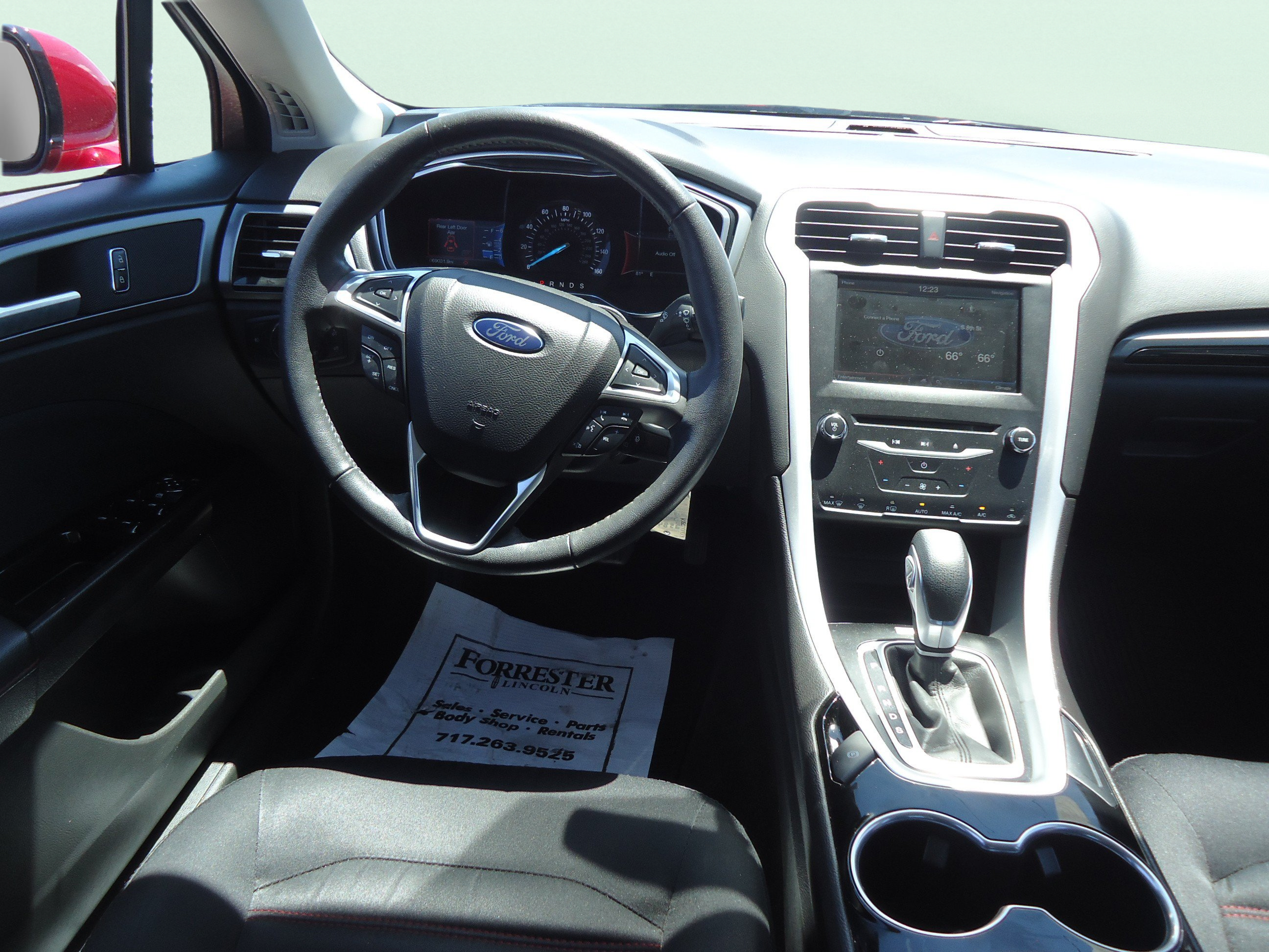 Used 2015 Ford Fusion SE FWD image 11