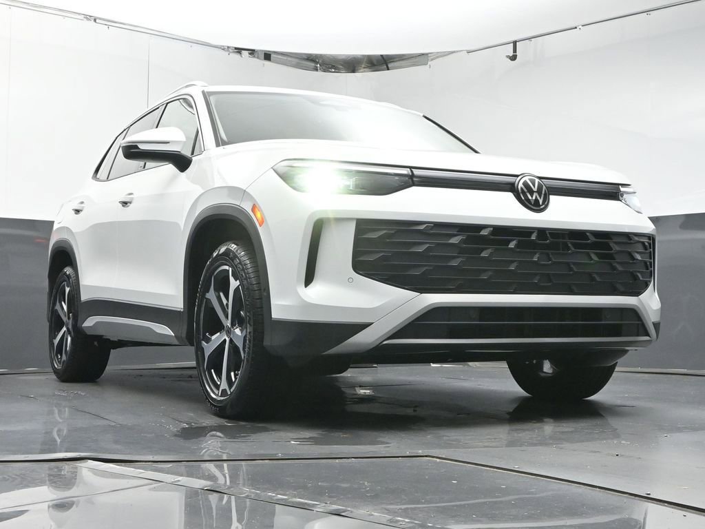 Used 2025 Volkswagen Tiguan SE image 35