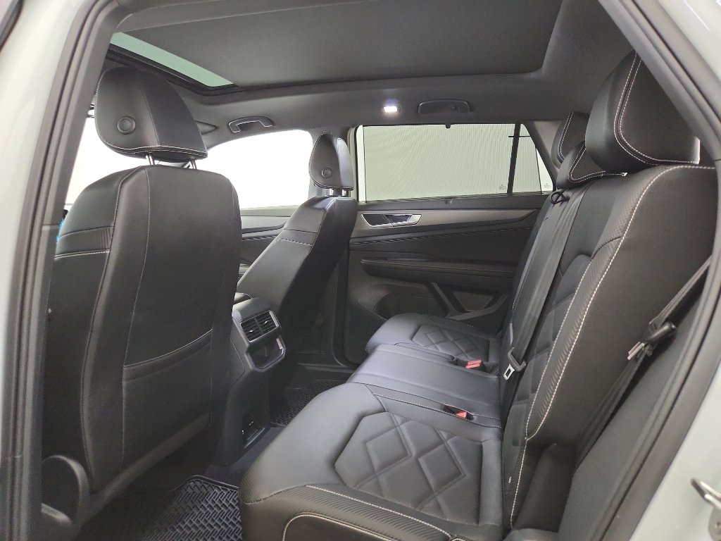 Certified 2025 Volkswagen Atlas Cross Sport SE FWD image 30