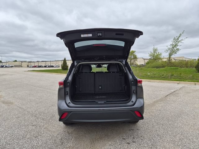 Used 2022 Toyota Highlander XLE AWD/4WD image 10