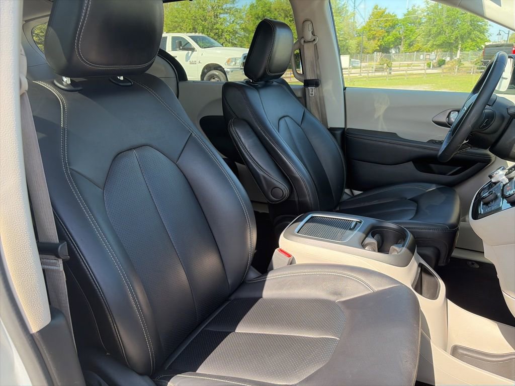Used 2024 Chrysler Pacifica Touring-L FWD image 15