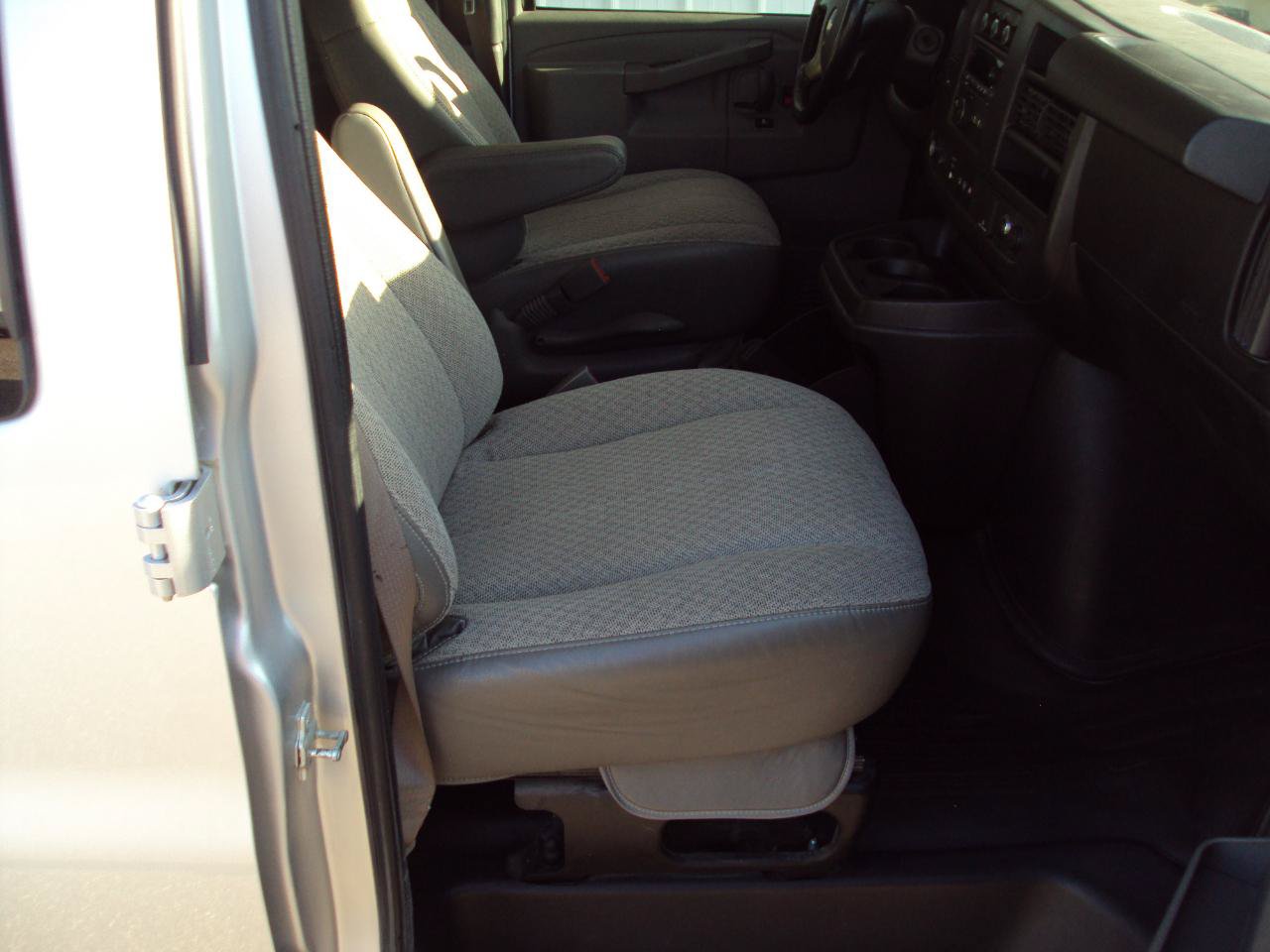 Used 2017 Chevrolet Express 3500 LT w/ LT Preferred Equipment Group RWD image 16