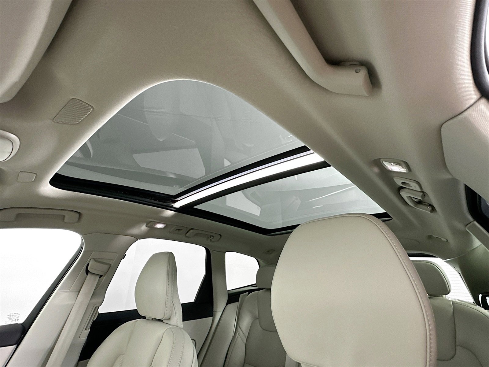 Used 2023 Volvo XC60 B6 Ultimate w/ Protection Package Premier image 22