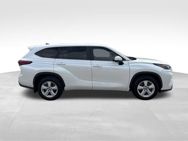Used 2023 Toyota Highlander L AWD/4WD image 6