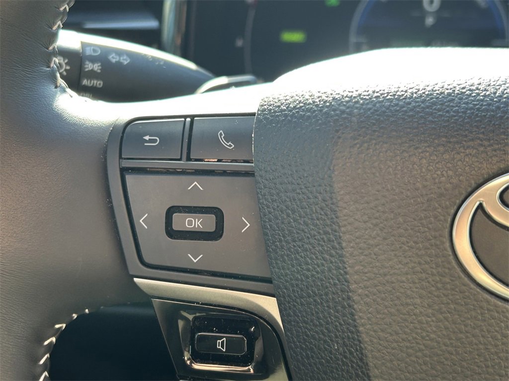 Used 2025 Toyota Camry SE image 35