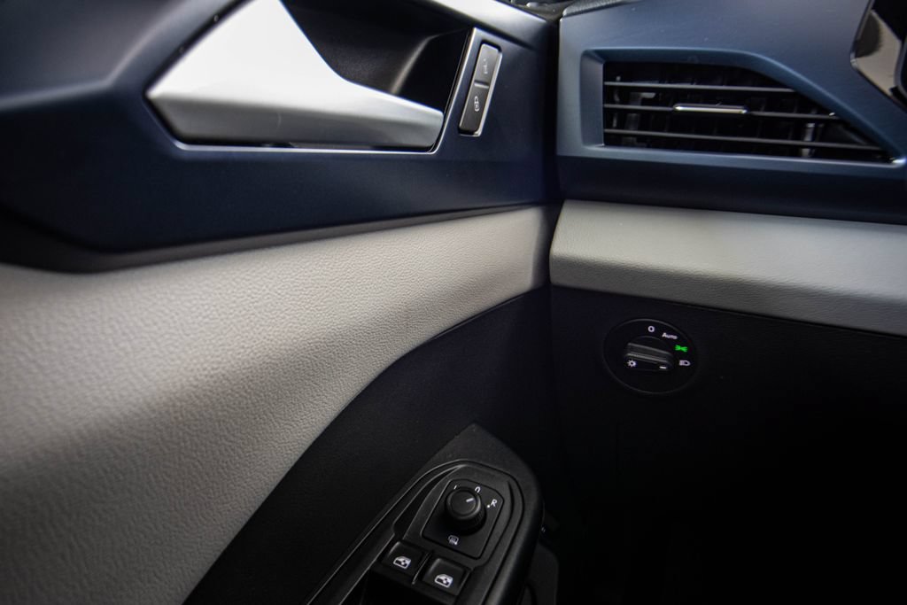 Certified 2023 Volkswagen Taos SE w/ Panoramic Sunroof Package FWD image 33