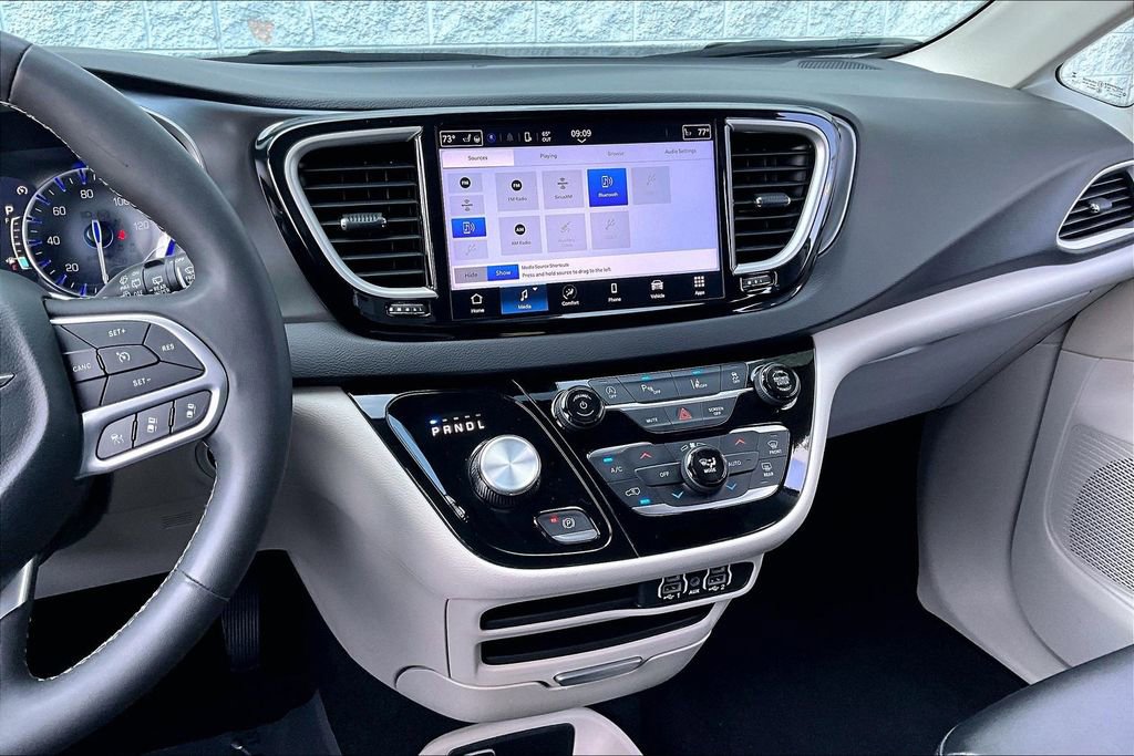 Used 2024 Chrysler Pacifica Touring-L FWD image 5