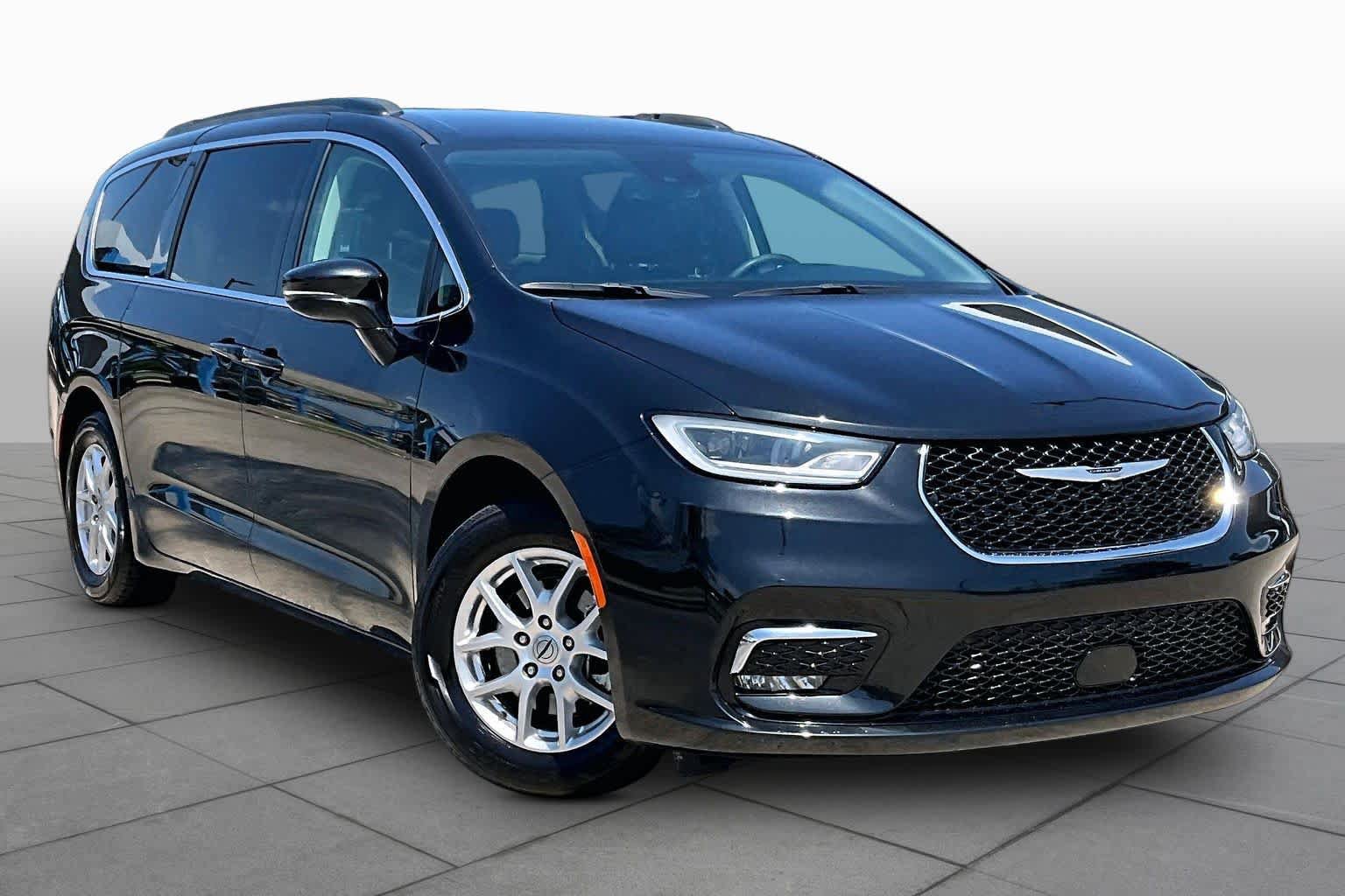 Used 2022 Chrysler Pacifica Touring-L FWD image 3