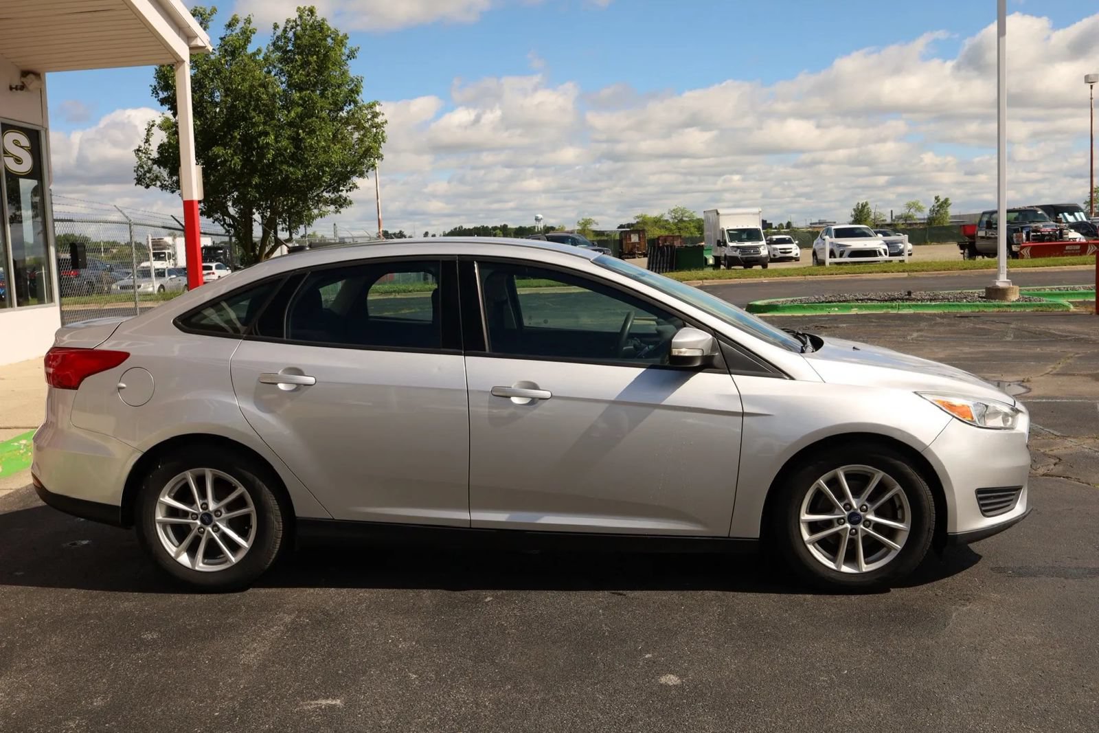 Used 2017 Ford Focus SE FWD image 5