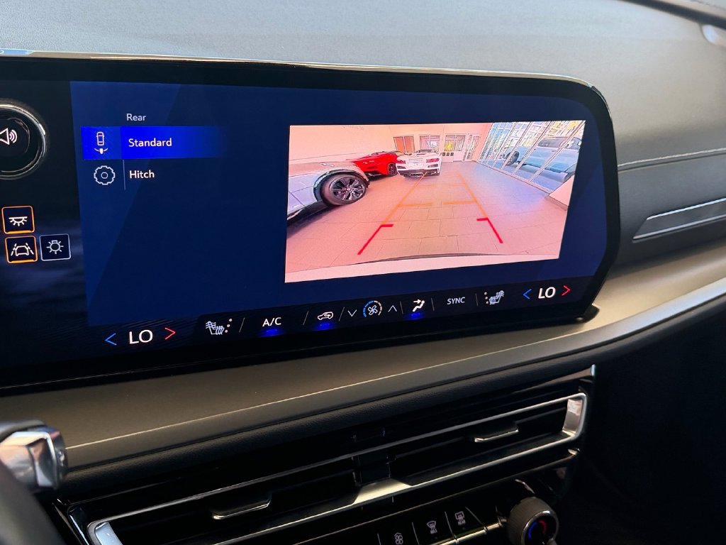 Used 2025 Chevrolet Traverse LT FWD image 19
