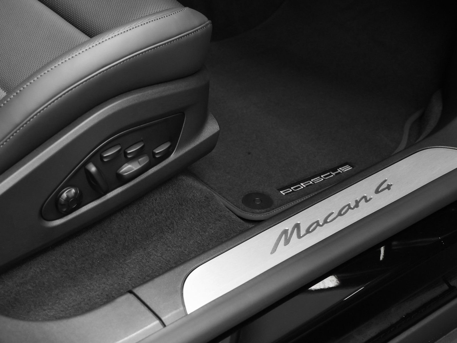 New 2026 Porsche Macan 4 Electric image 21