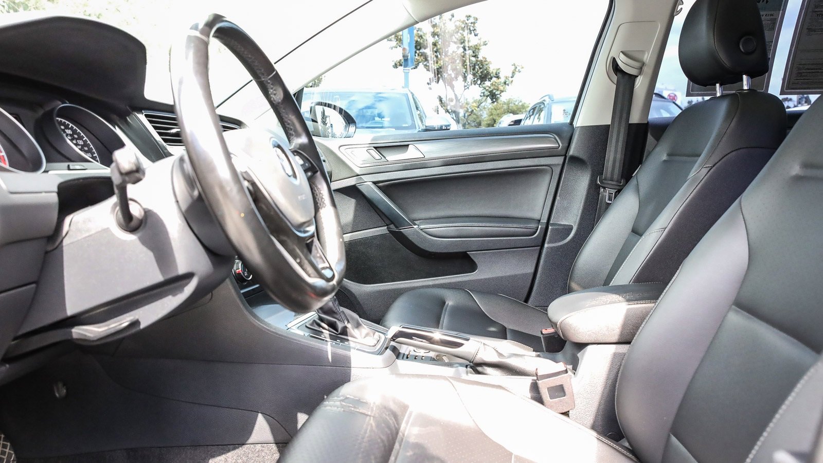 Used 2019 Volkswagen Golf SE image 17