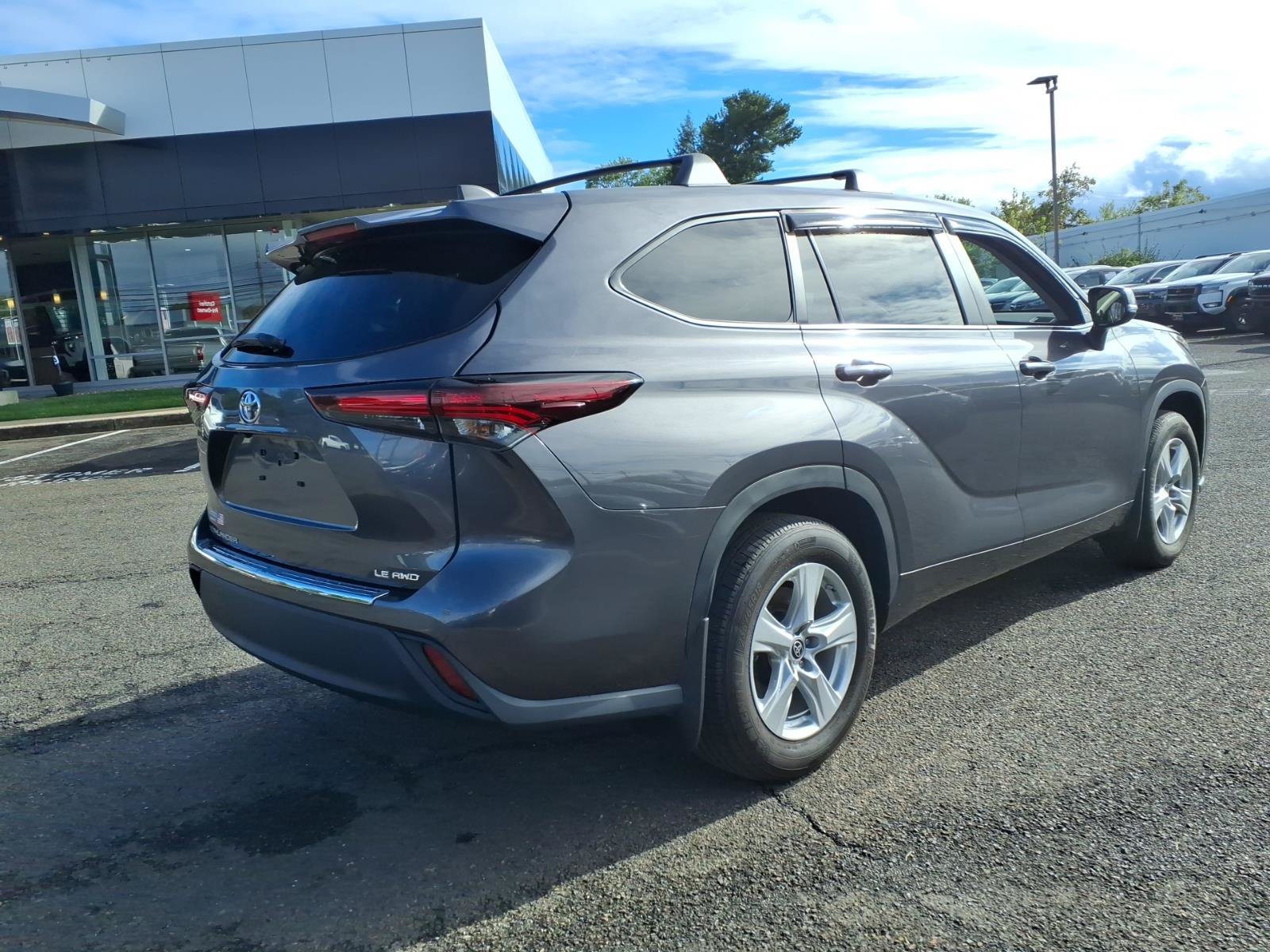 Used 2024 Toyota Highlander LE AWD/4WD image 3