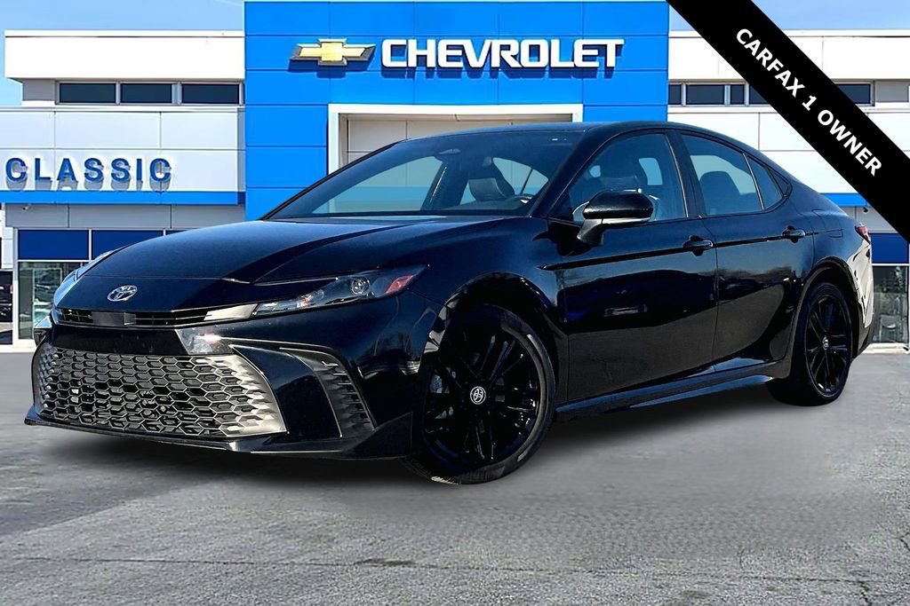 Used 2025 Toyota Camry SE image 3