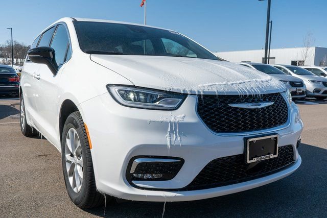 New 2026 Chrysler Pacifica Select image 4