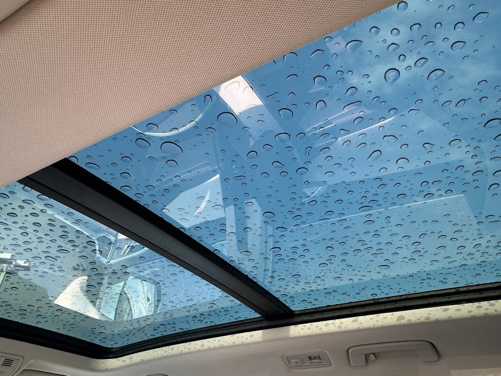 Used 2025 Volkswagen Taos SE w/ Panoramic Sunroof Package image 12