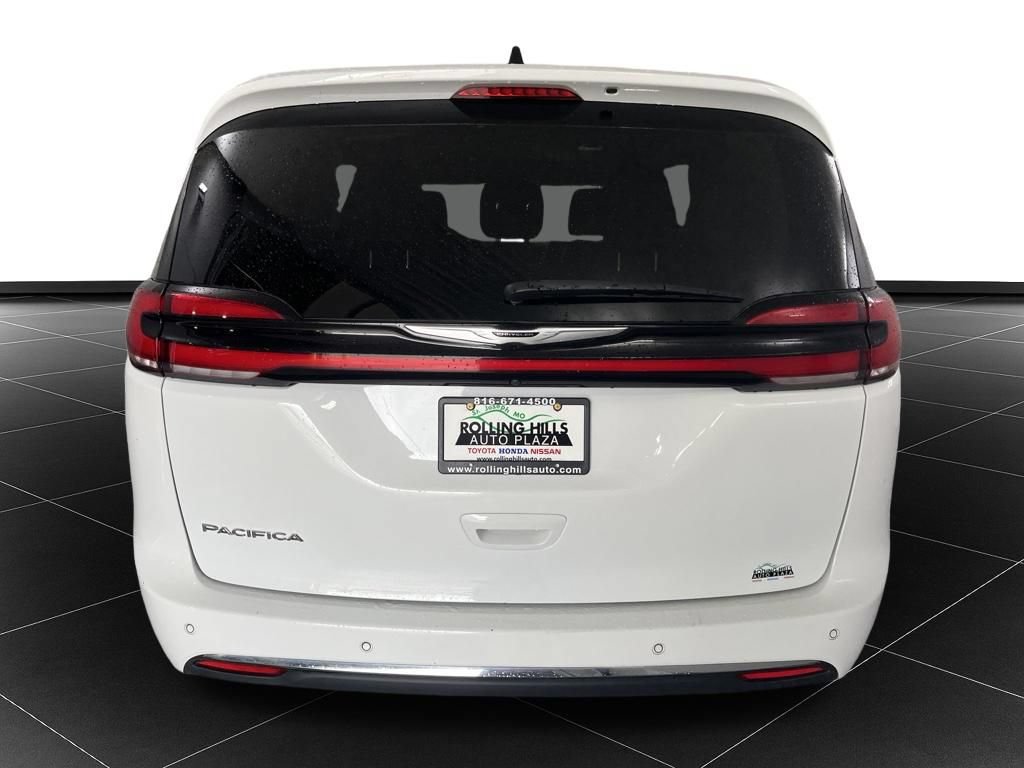 Used 2024 Chrysler Pacifica Touring-L FWD image 4