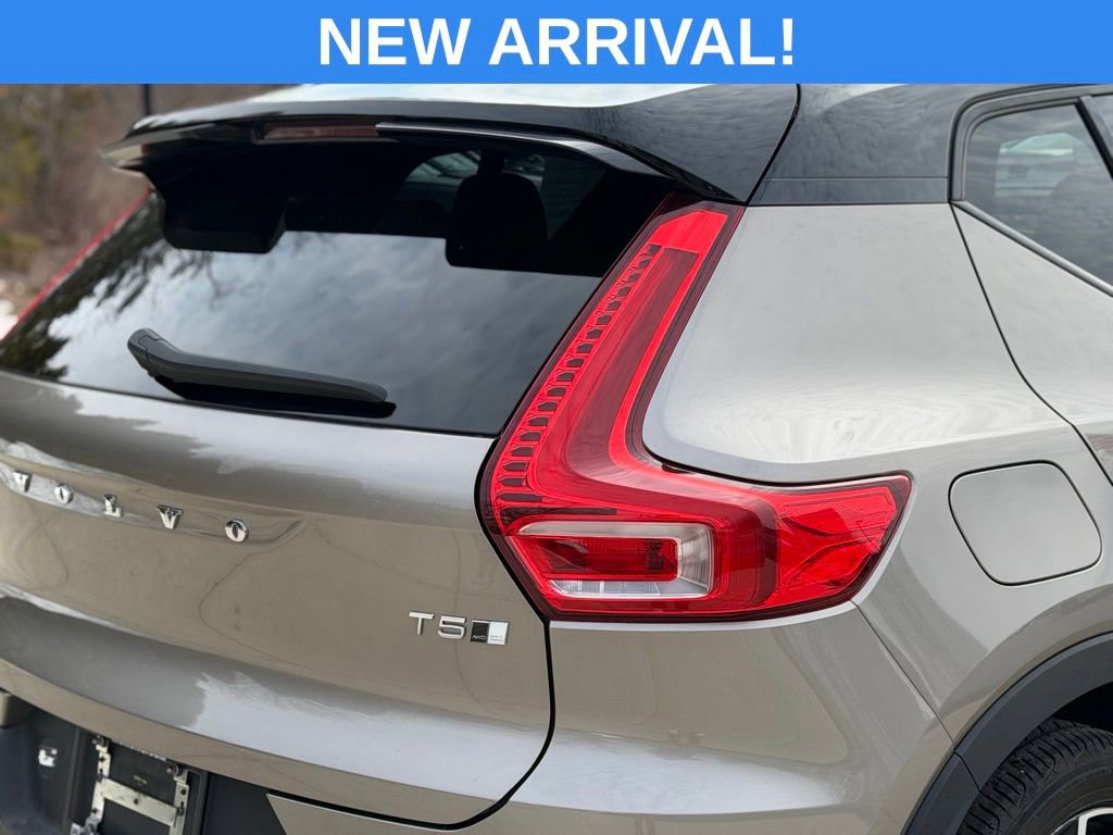Used 2022 Volvo XC40 T5 R-Design w/ Advanced Package image 10