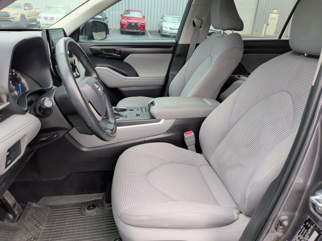 Used 2022 Toyota Highlander LE AWD/4WD image 14