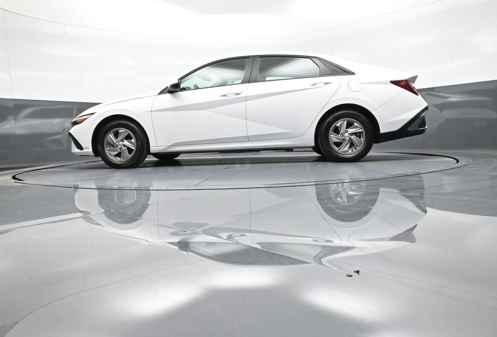 Certified 2025 Hyundai Elantra SE image 32