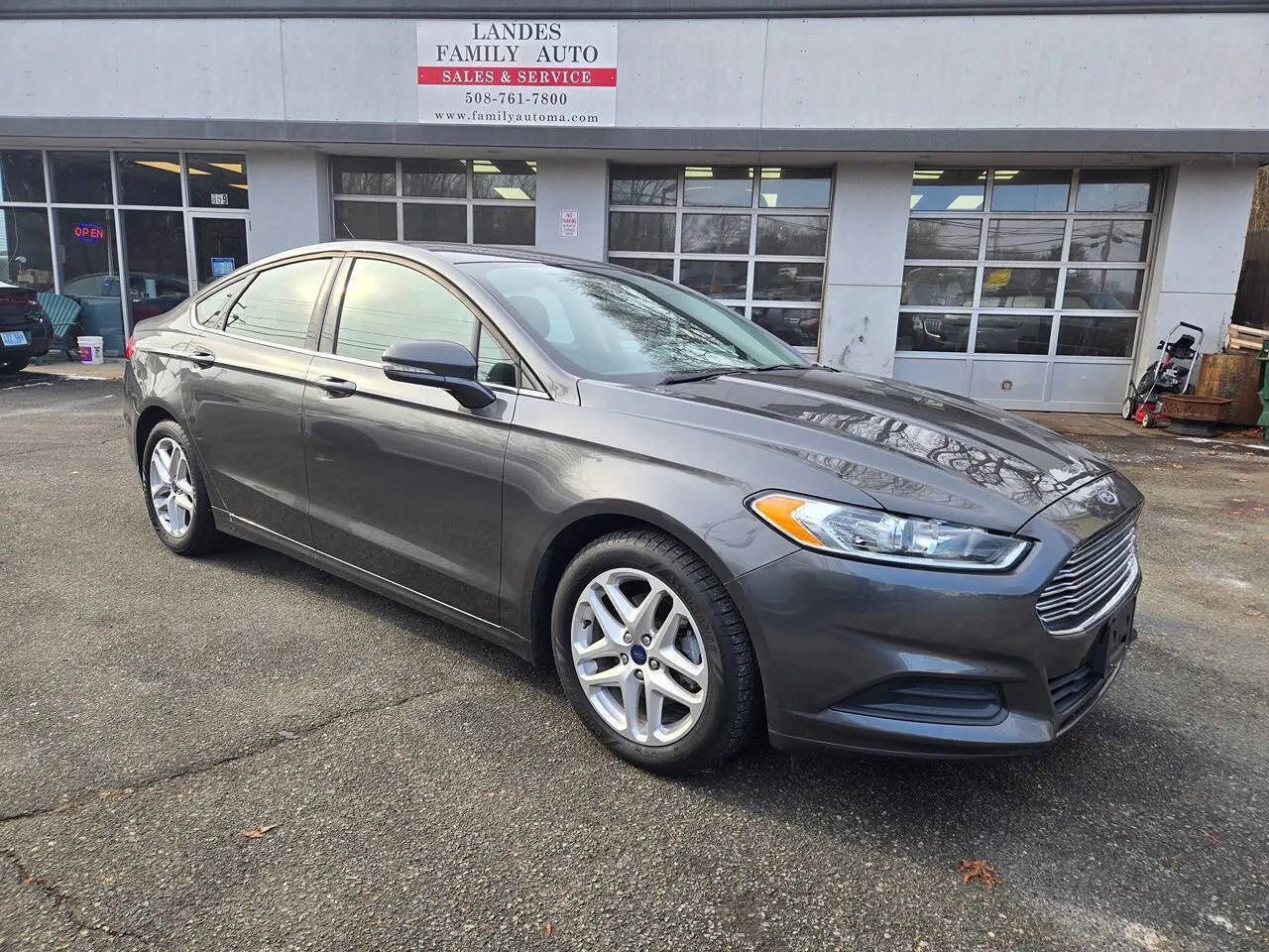 Used 2016 Ford Fusion SE image 1