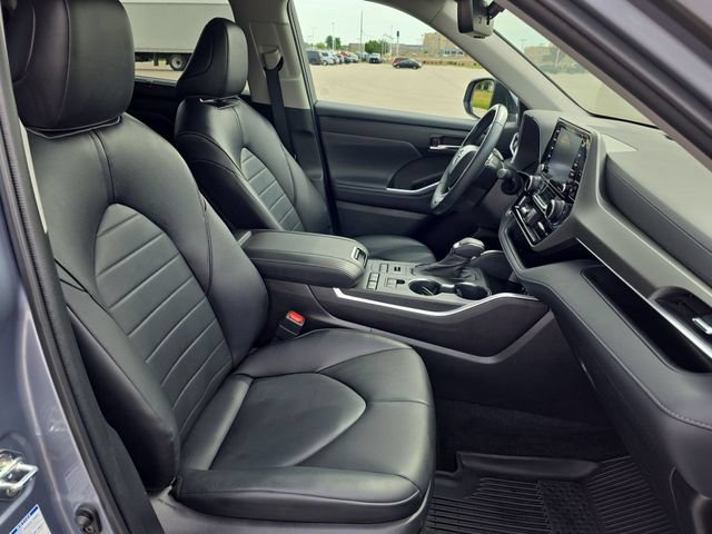 Used 2022 Toyota Highlander XLE AWD/4WD image 33