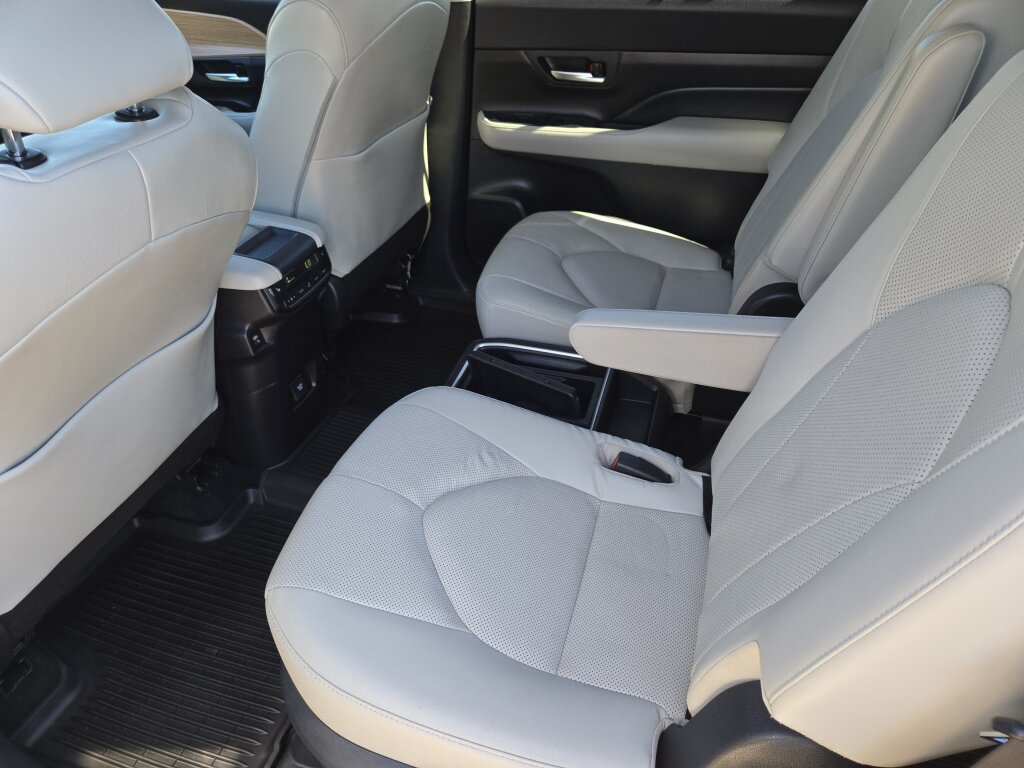 Used 2024 Toyota Grand Highlander AWD image 10