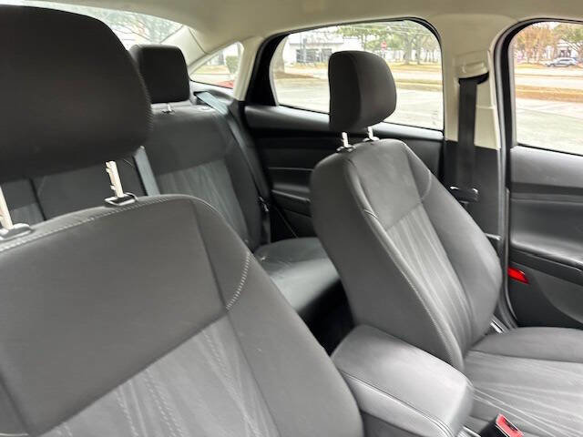 Used 2018 Ford Focus SE w/ SE Appearance Package image 27