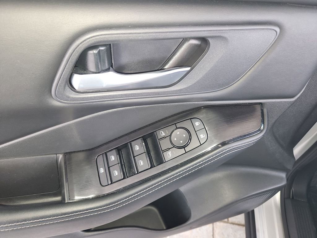 Used 2025 Nissan Rogue SV AWD/4WD image 28