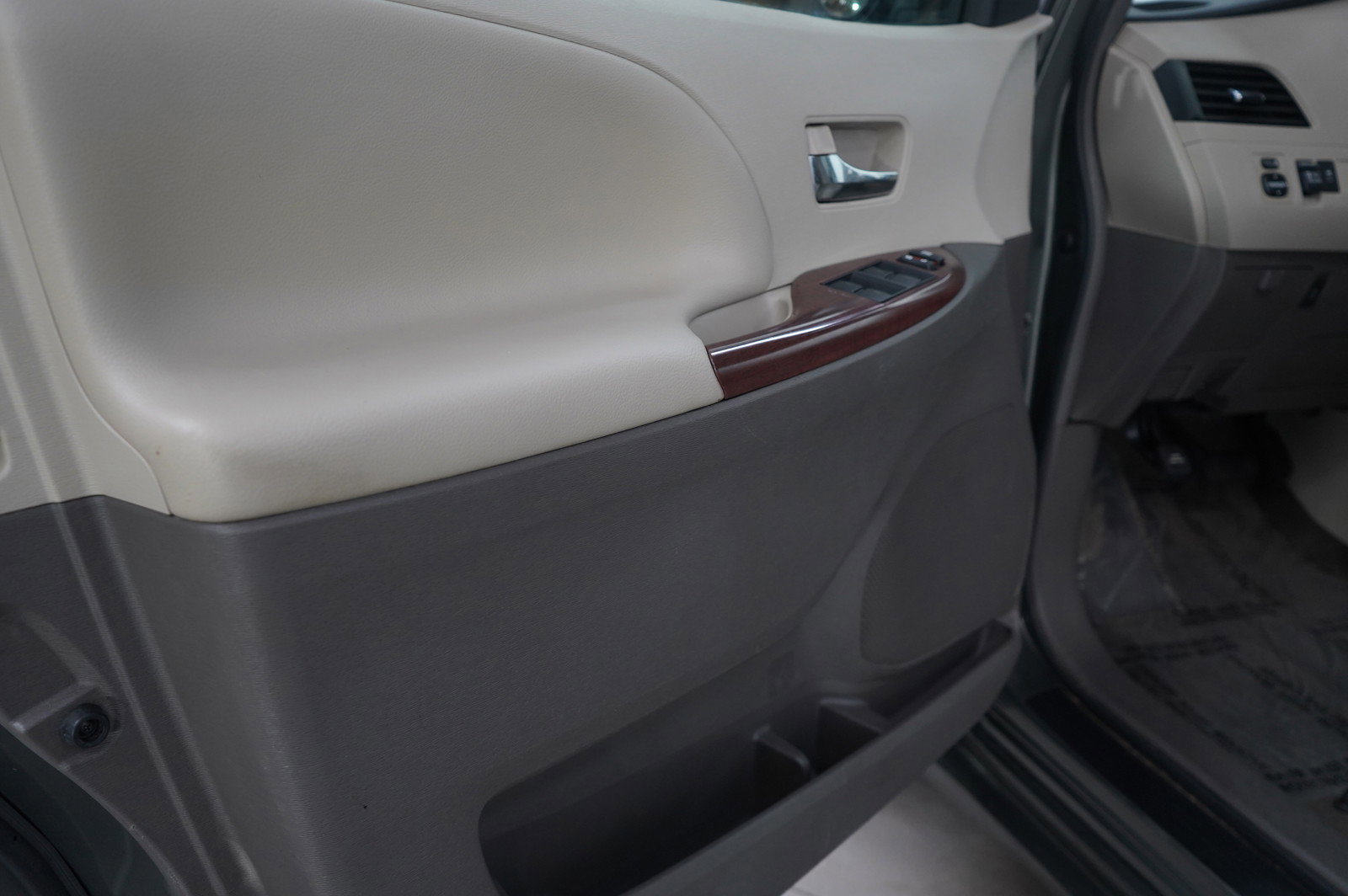 Used 2012 Toyota Sienna XLE image 22