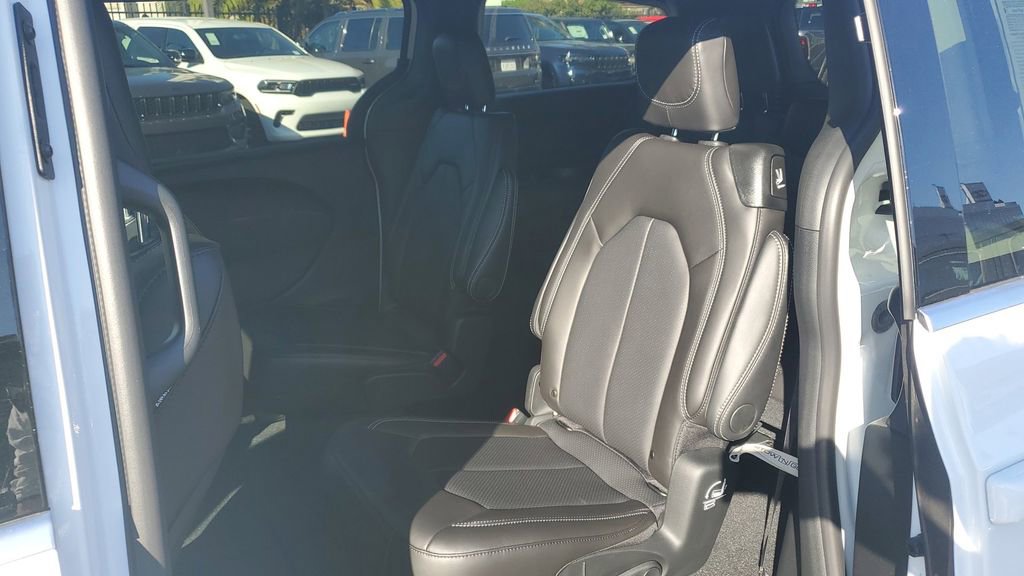 New 2026 Chrysler Pacifica Select image 13