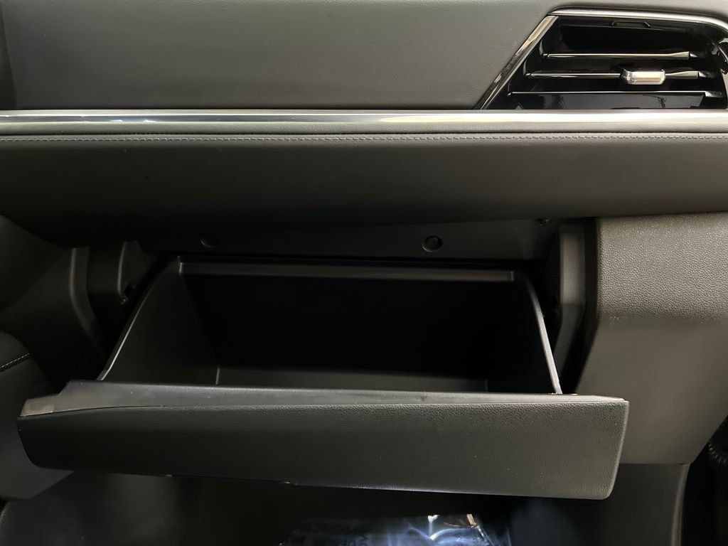 Used 2025 Chevrolet Suburban LT RWD image 39