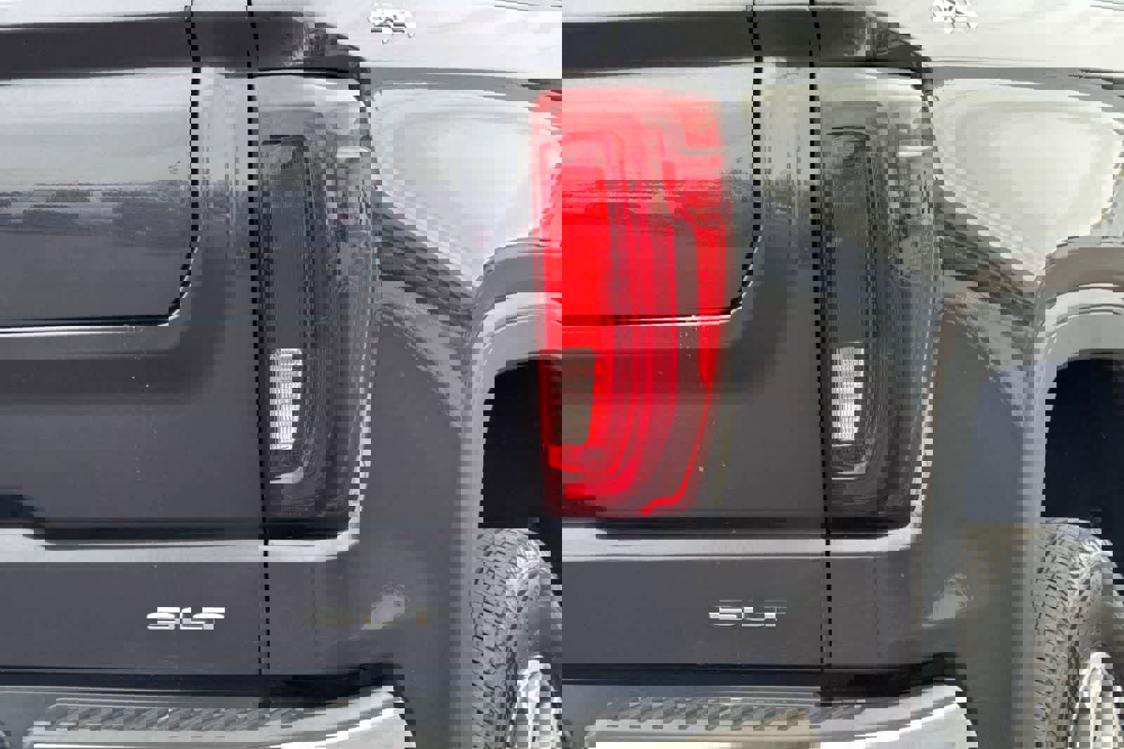 Used 2025 GMC Sierra 1500 SLT image 4