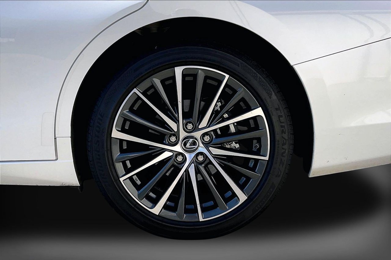 Used 2025 Lexus ES 300h w/ Premium Package FWD image 36