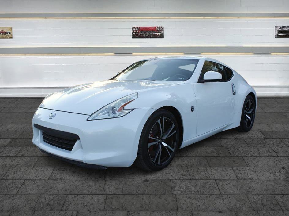 Used 2018 Nissan 370Z Coupe RWD image 3