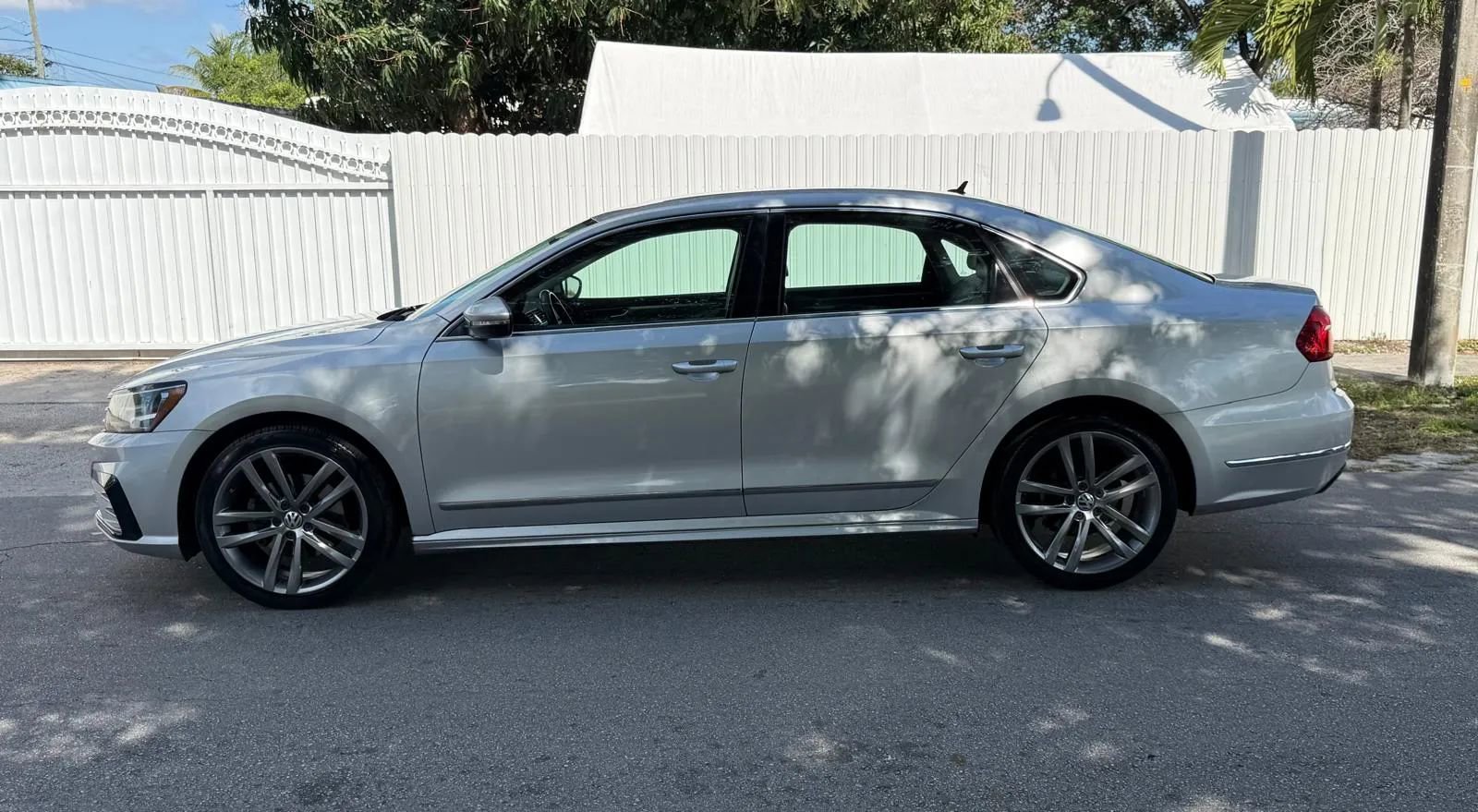 Used 2016 Volkswagen Passat 1.8T R-Line FWD image 3