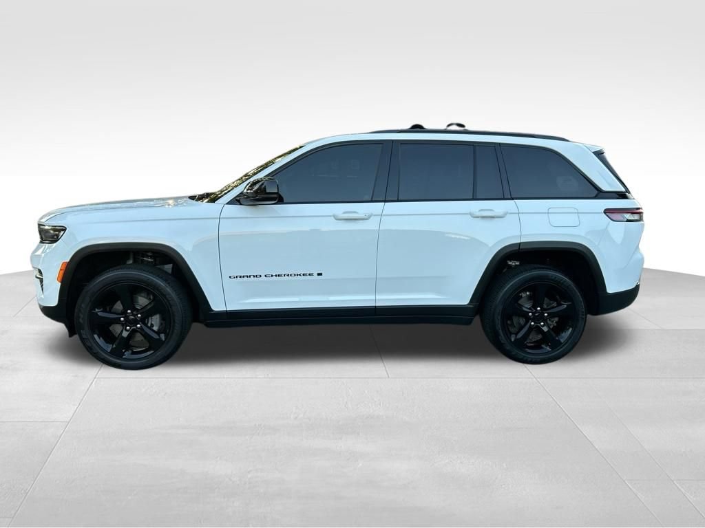 Used 2025 Jeep Grand Cherokee Altitude AWD/4WD image 2