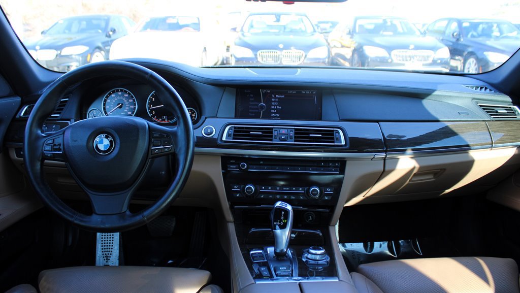 Used 2010 BMW 750i xDrive image 11