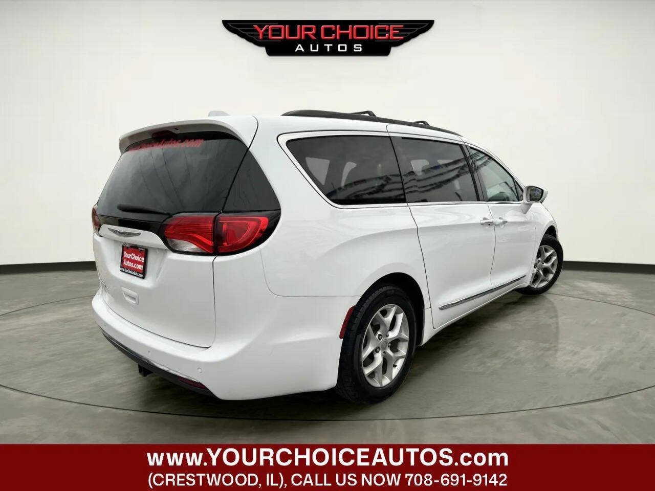 Used 2017 Chrysler Pacifica Touring-L w/ Tire & Wheel Group FWD image 5