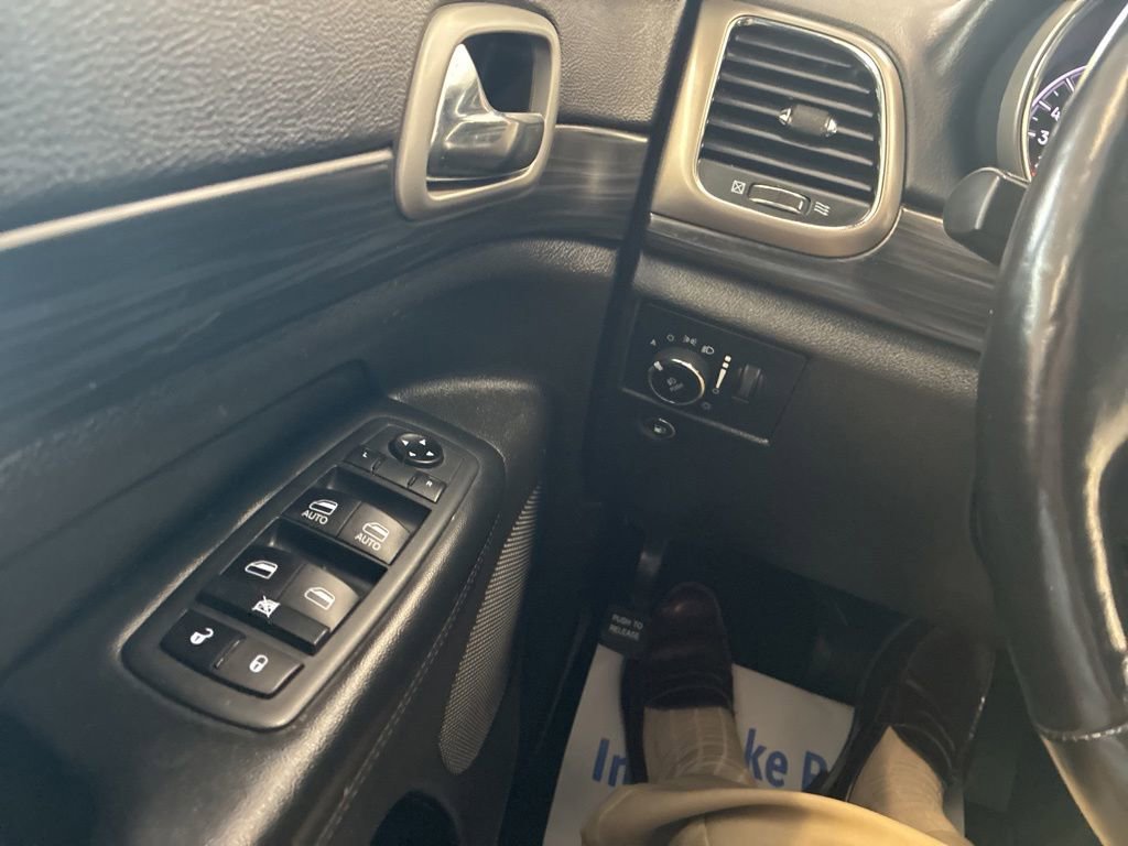 Used 2020 Jeep Grand Cherokee Altitude AWD/4WD image 32