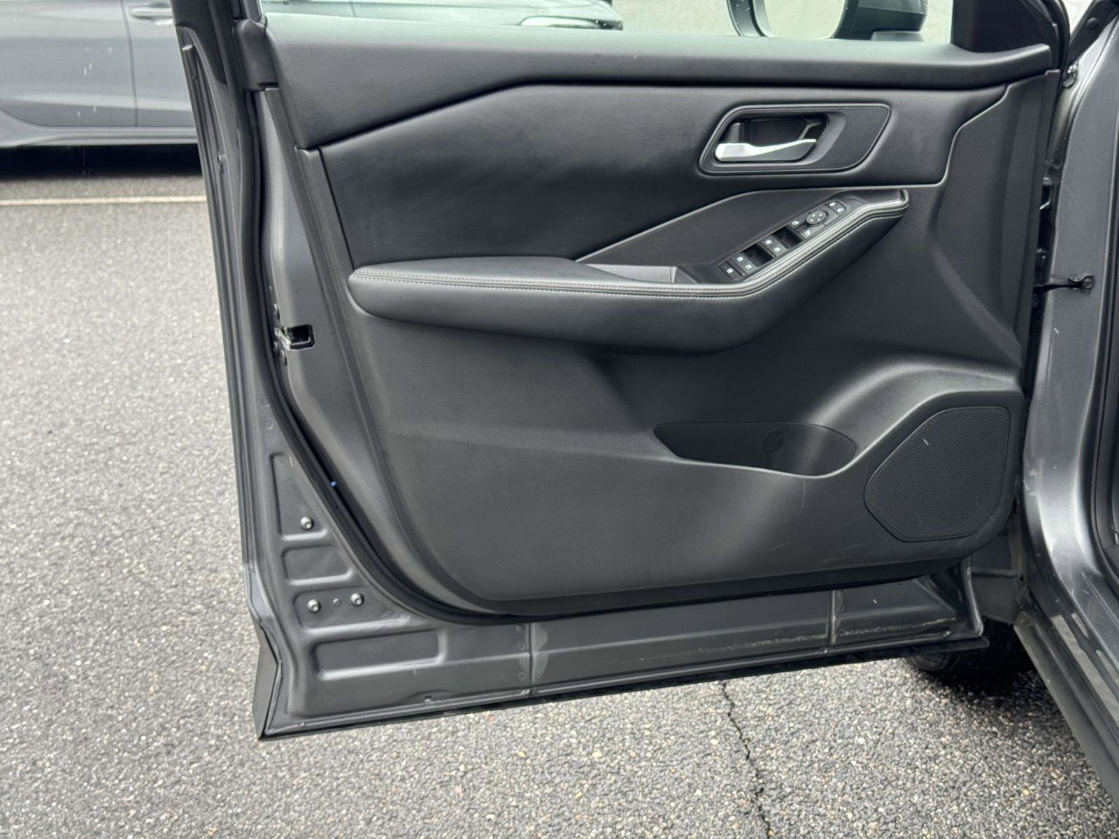 Used 2024 Nissan Rogue SV image 18