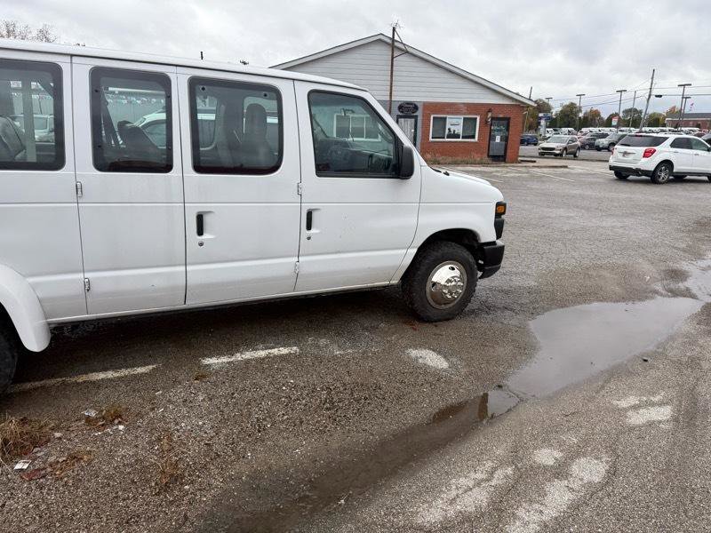 Used 2009 Ford E-350 and Econoline 350 Extended Wagon Super Duty RWD image 4
